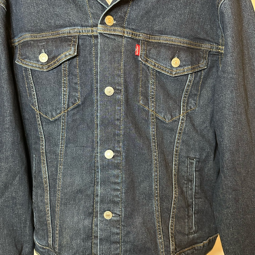 NWT Levi’s Dark Wash Men’s Denim Trucker Jacket Classic Holiday Layering M XL - Picture 9 of 11